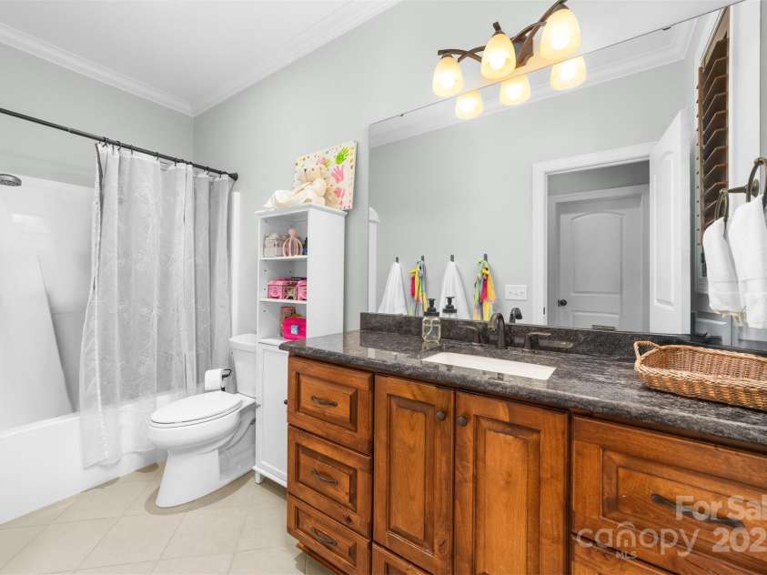 404 Yorkfield Drive, Shelby, NC 28150.  MLS# CAR4205572, YatesRealty ID 9353. Second full bath on the main level.