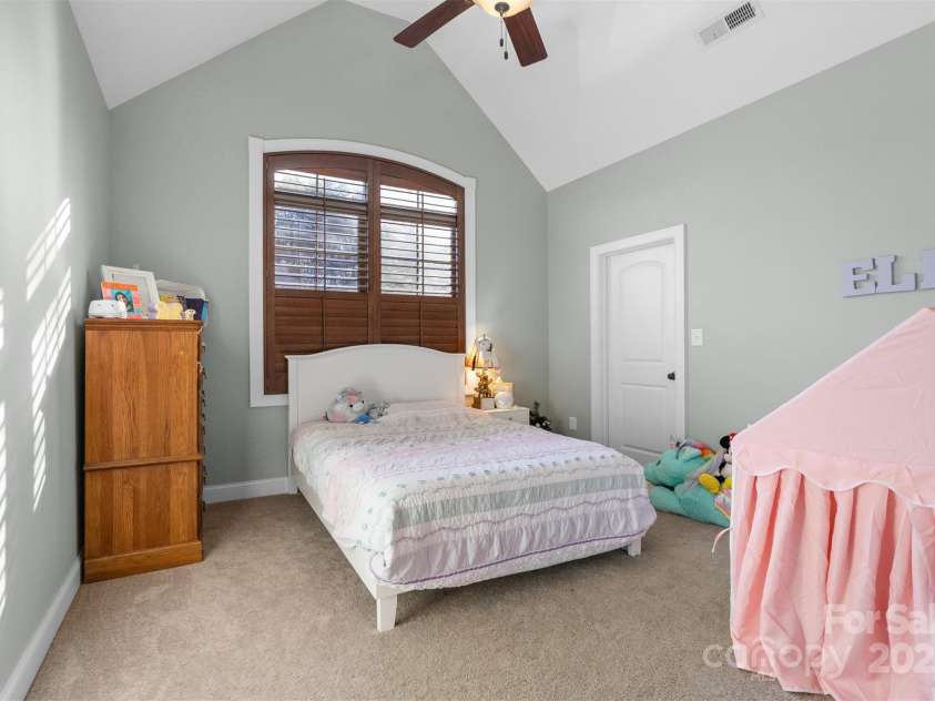 404 Yorkfield Drive, Shelby, NC 28150.  MLS# CAR4205572, YatesRealty ID 9353. Third bedroom on the main level offers a vaulted ceiling, carpet and walk-in closet.