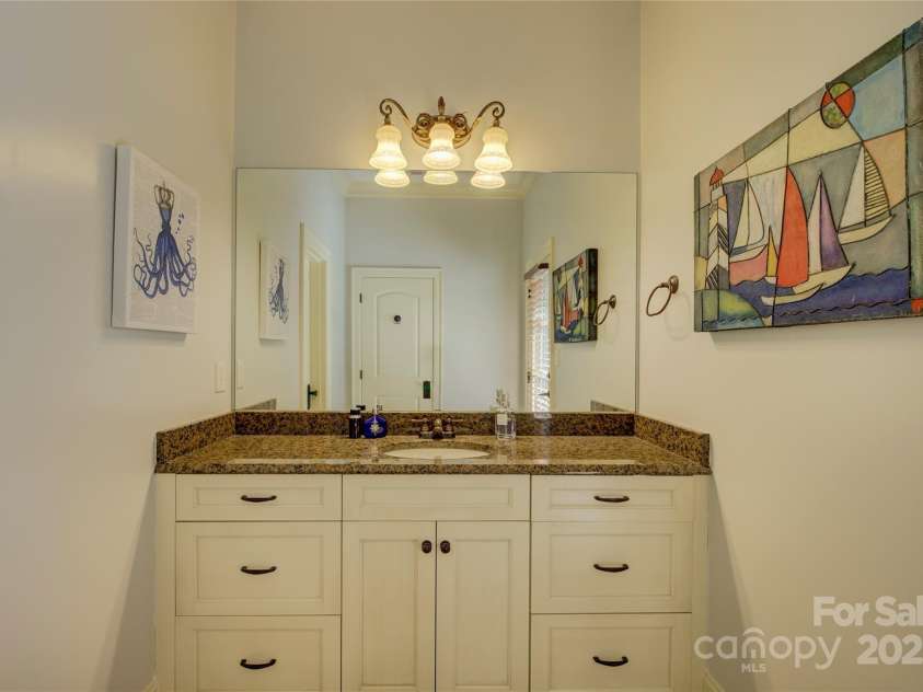 16908 Ashton Oaks Drive, Charlotte, NC 28278.  MLS# CAR4198015, YatesRealty ID 9358. Full bath for bedroom 4