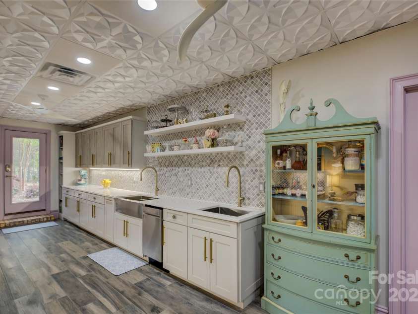 16908 Ashton Oaks Drive, Charlotte, NC 28278.  MLS# CAR4198015, YatesRealty ID 9358. Guest/Apt. suite with a full kitchen and bath