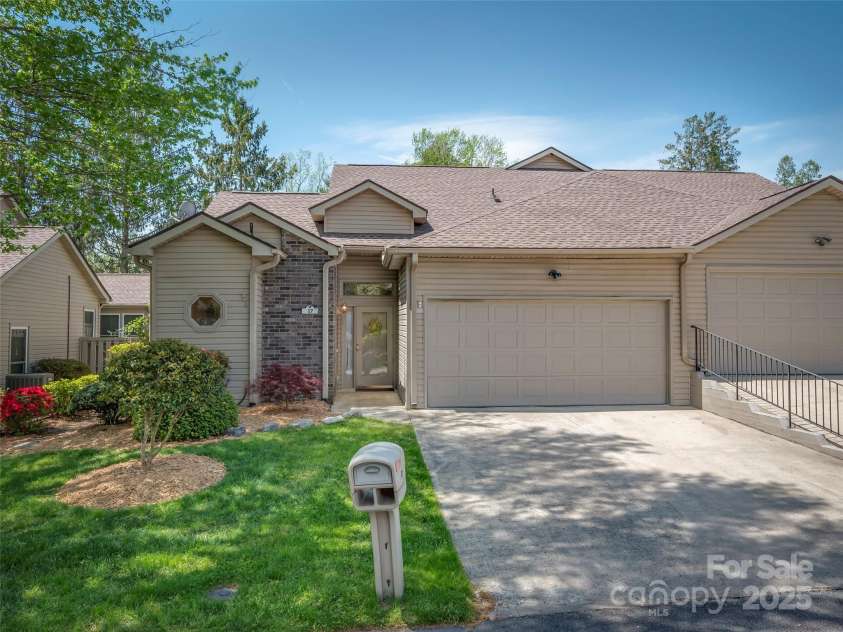 17 Tisha Lane, Hendersonville, NC 28739.  MLS# CAR4250520, YatesRealty ID 9362. 