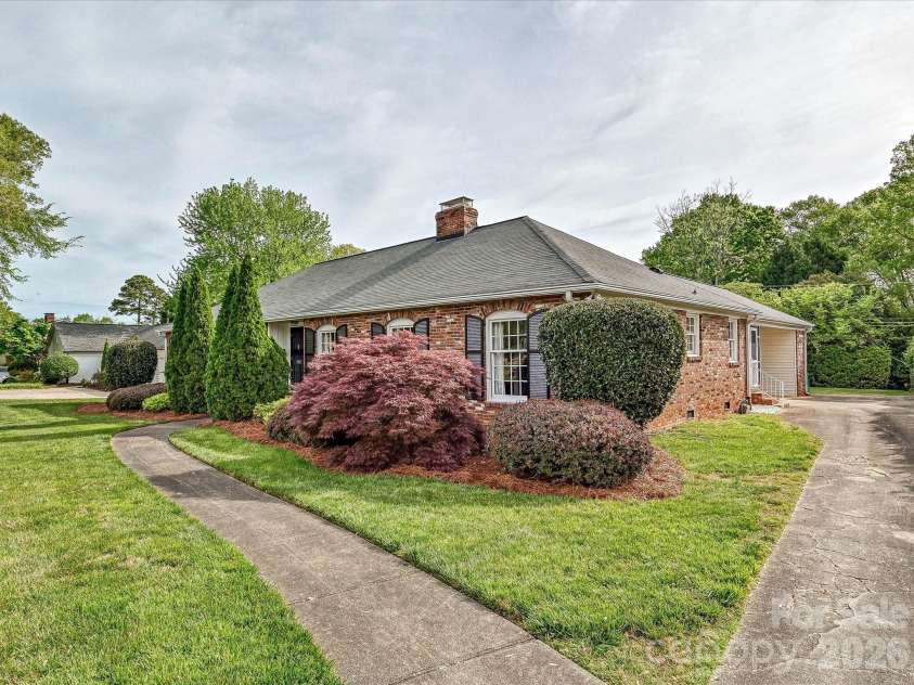 3927 Barclay Downs Drive, Charlotte, NC 28209.  MLS# CAR4356826, YatesRealty ID 9366. Welcome!