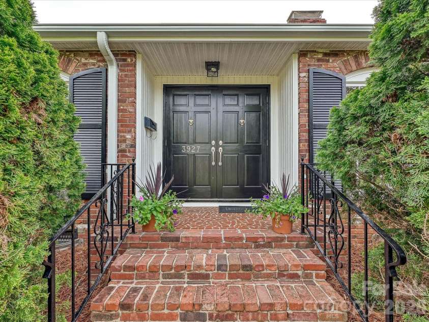 3927 Barclay Downs Drive, Charlotte, NC 28209.  MLS# CAR4356826, YatesRealty ID 9366. Welcome!