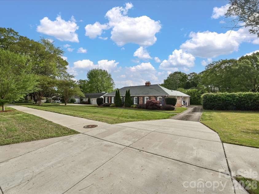 3927 Barclay Downs Drive, Charlotte, NC 28209.  MLS# CAR4356826, YatesRealty ID 9366. Welcome Home