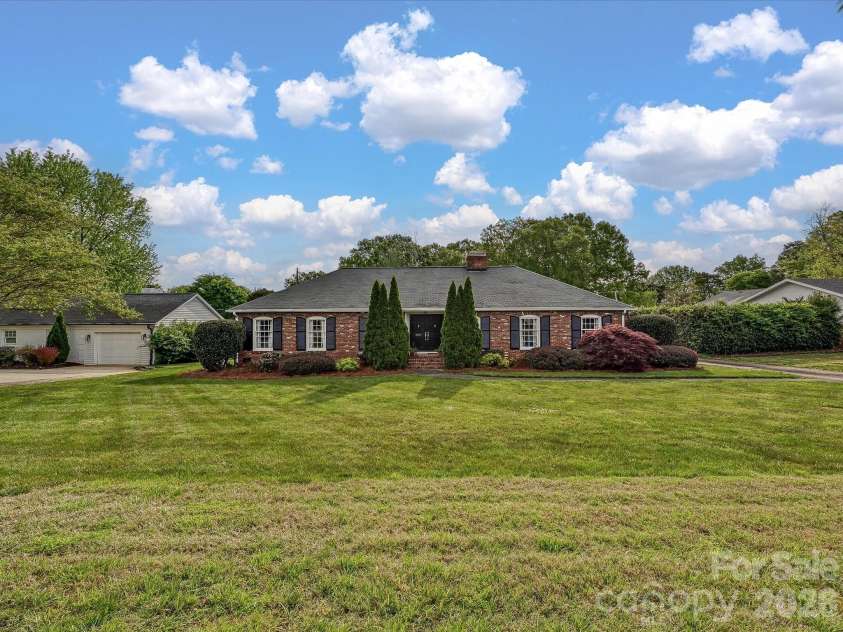 3927 Barclay Downs Drive, Charlotte, NC 28209.  MLS# CAR4356826, YatesRealty ID 9366. Welcome Home