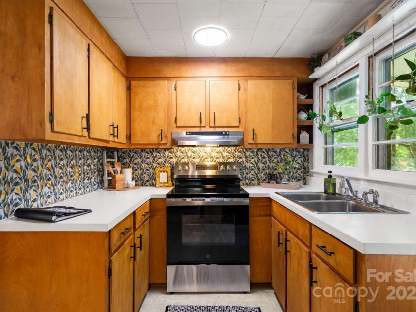 45 Armstrong Road, Etowah, NC 28729.  MLS# CAR4276177, YatesRealty ID 9369. Kitchen