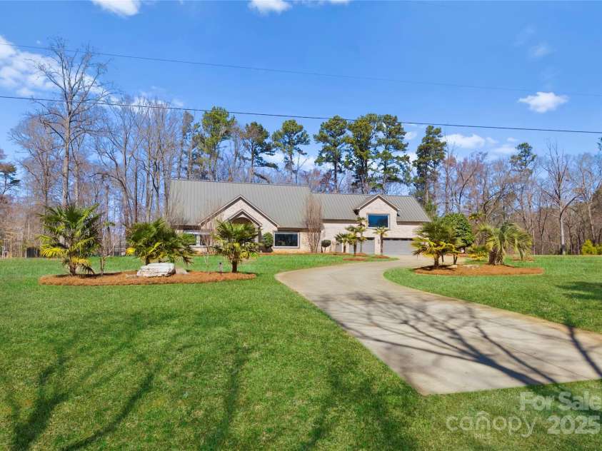16455 Harbor View Road, Charlotte, NC 28278.  MLS# CAR4233006, YatesRealty ID 937. Large yard