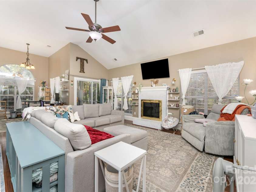 7024 Passeres Court, Charlotte, NC 28215.  MLS# CAR4319983, YatesRealty ID 937. 