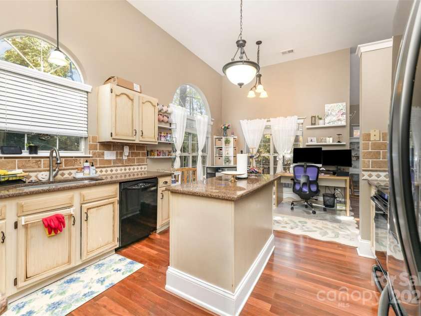 7024 Passeres Court, Charlotte, NC 28215.  MLS# CAR4319983, YatesRealty ID 937. 