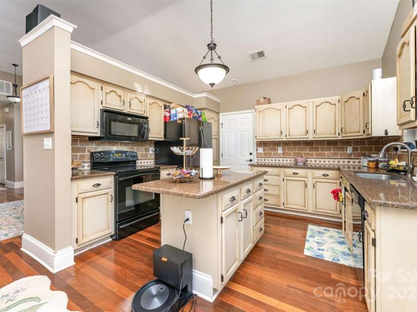 7024 Passeres Court, Charlotte, NC 28215.  MLS# CAR4319983, YatesRealty ID 937. 