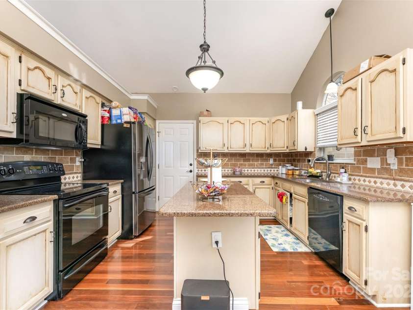 7024 Passeres Court, Charlotte, NC 28215.  MLS# CAR4319983, YatesRealty ID 937. 