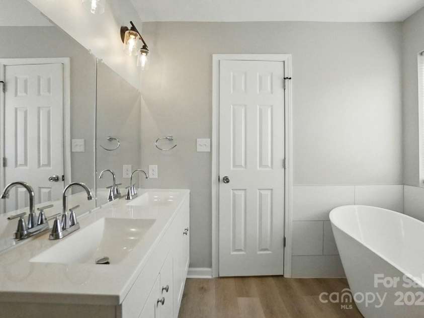 2945 Christian Scott Lane, Charlotte, NC 28214.  MLS# CAR4242532, YatesRealty ID 9370. 
