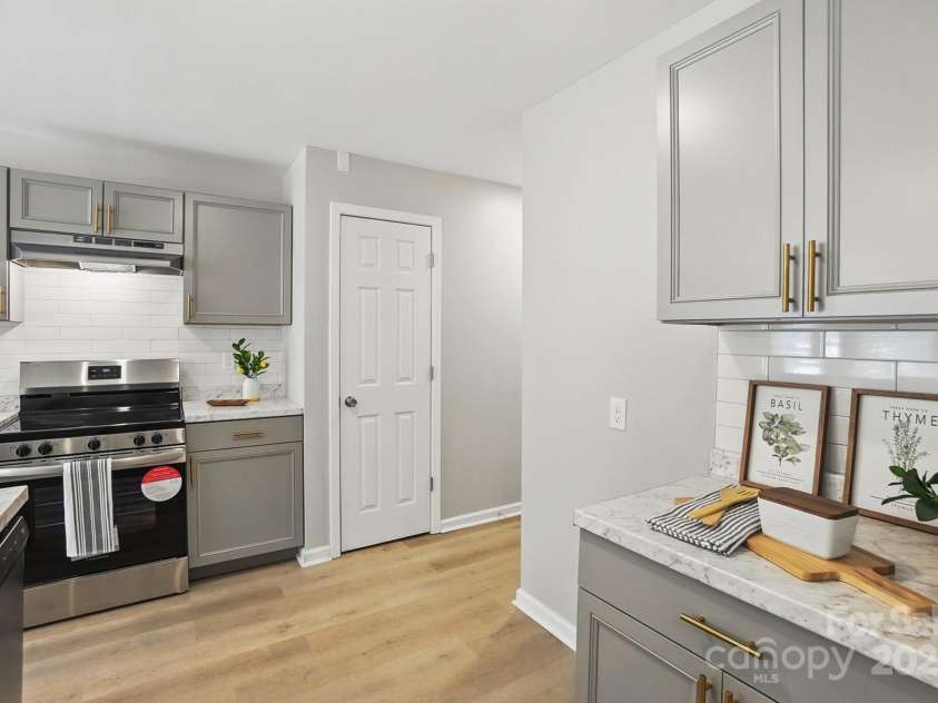 2945 Christian Scott Lane, Charlotte, NC 28214.  MLS# CAR4242532, YatesRealty ID 9370. Kitchen