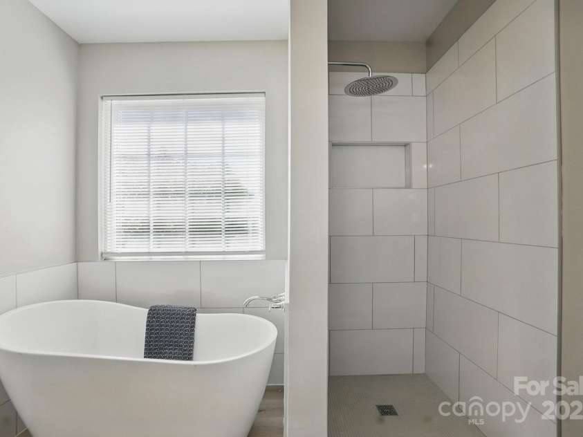 2945 Christian Scott Lane, Charlotte, NC 28214.  MLS# CAR4242532, YatesRealty ID 9370. Primary Bath