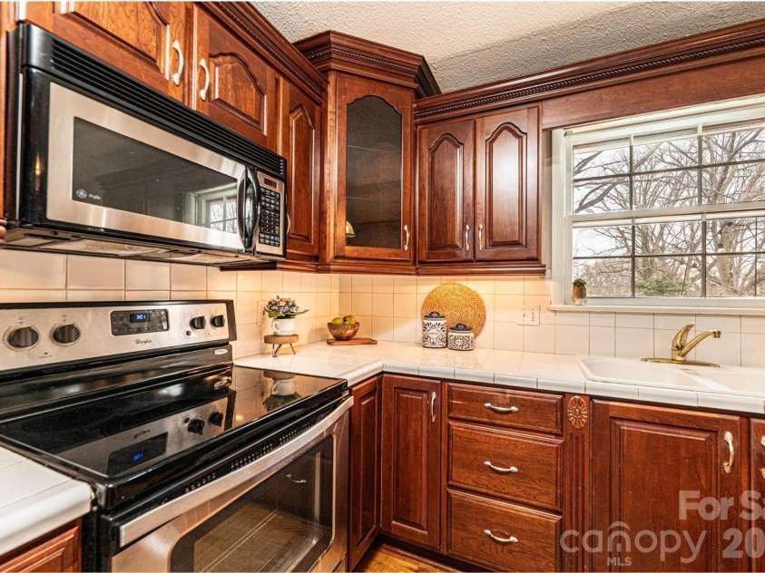 1063 4th Avenue Drive, Hickory, NC 28601.  MLS# CAR4350686, YatesRealty ID 9372. 