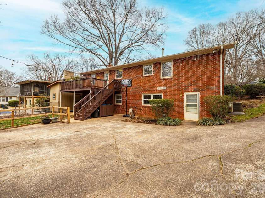 1063 4th Avenue Drive, Hickory, NC 28601.  MLS# CAR4350686, YatesRealty ID 9372. 