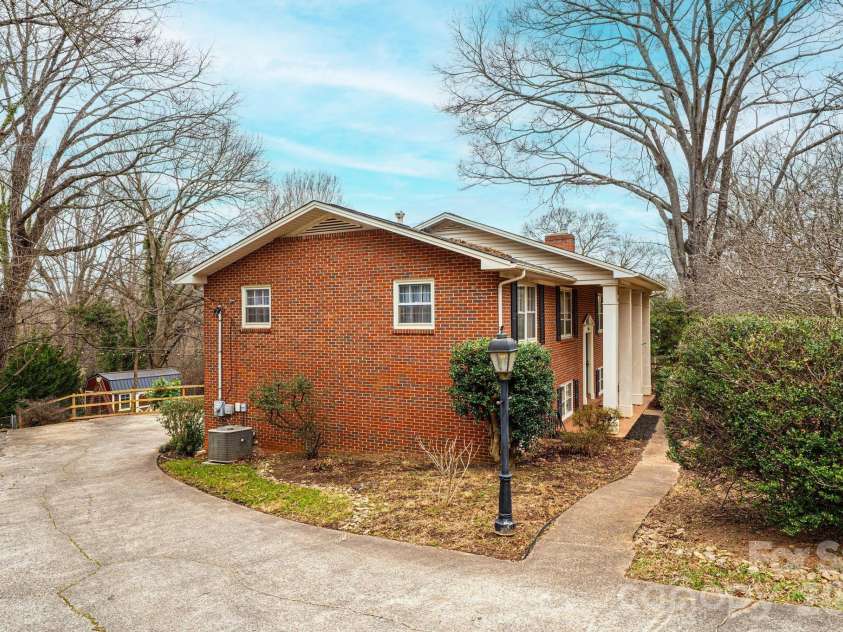 1063 4th Avenue Drive, Hickory, NC 28601.  MLS# CAR4350686, YatesRealty ID 9372. 