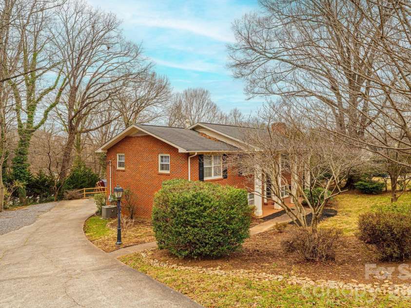 1063 4th Avenue Drive, Hickory, NC 28601.  MLS# CAR4350686, YatesRealty ID 9372. 