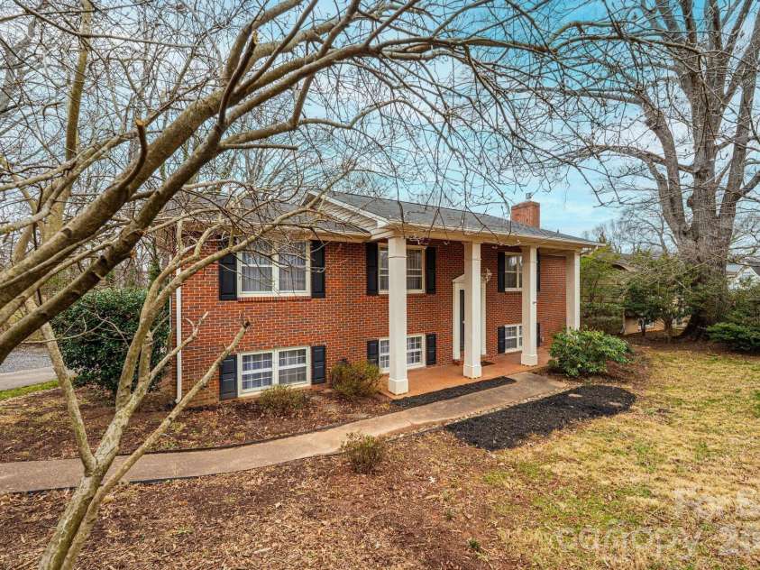 1063 4th Avenue Drive, Hickory, NC 28601.  MLS# CAR4350686, YatesRealty ID 9372. 