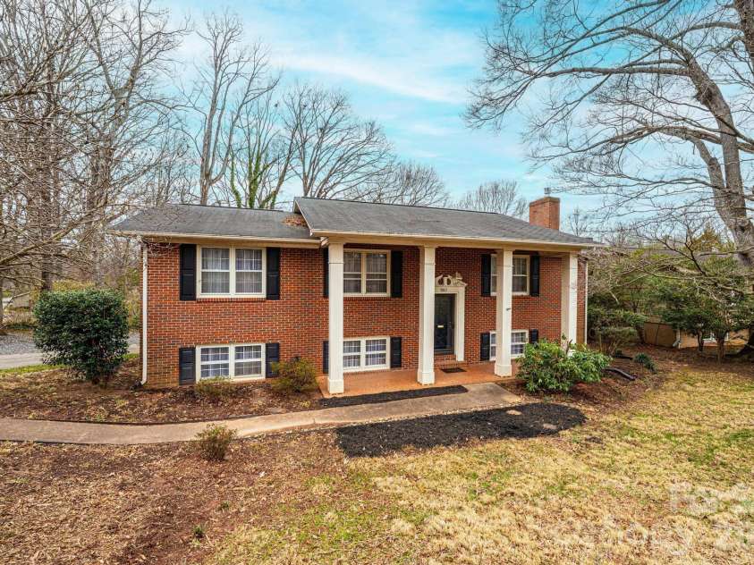 1063 4th Avenue Drive, Hickory, NC 28601.  MLS# CAR4350686, YatesRealty ID 9372. 