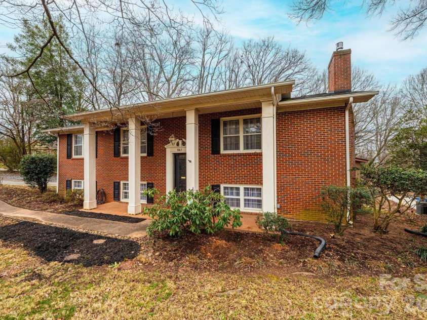 1063 4th Avenue Drive, Hickory, NC 28601.  MLS# CAR4350686, YatesRealty ID 9372. Beautiful, mature landscaping that will soon be in full bloom!