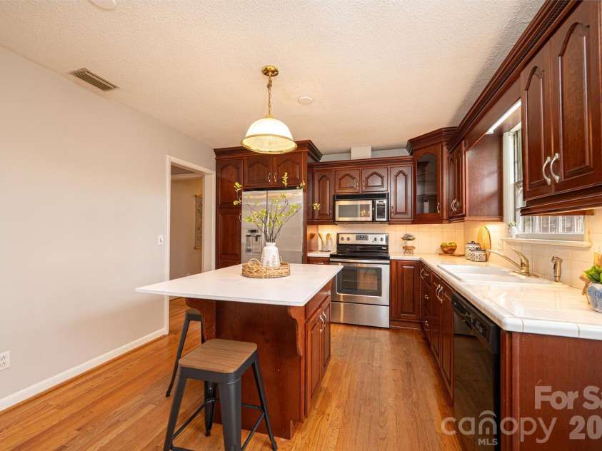 1063 4th Avenue Drive, Hickory, NC 28601.  MLS# CAR4350686, YatesRealty ID 9372. Cozy Kitchen