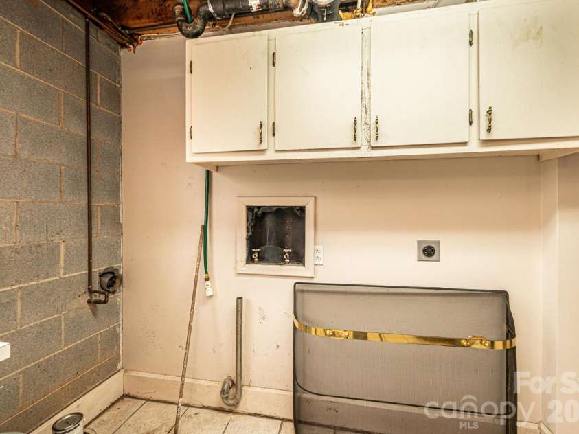 1063 4th Avenue Drive, Hickory, NC 28601.  MLS# CAR4350686, YatesRealty ID 9372. Laundry