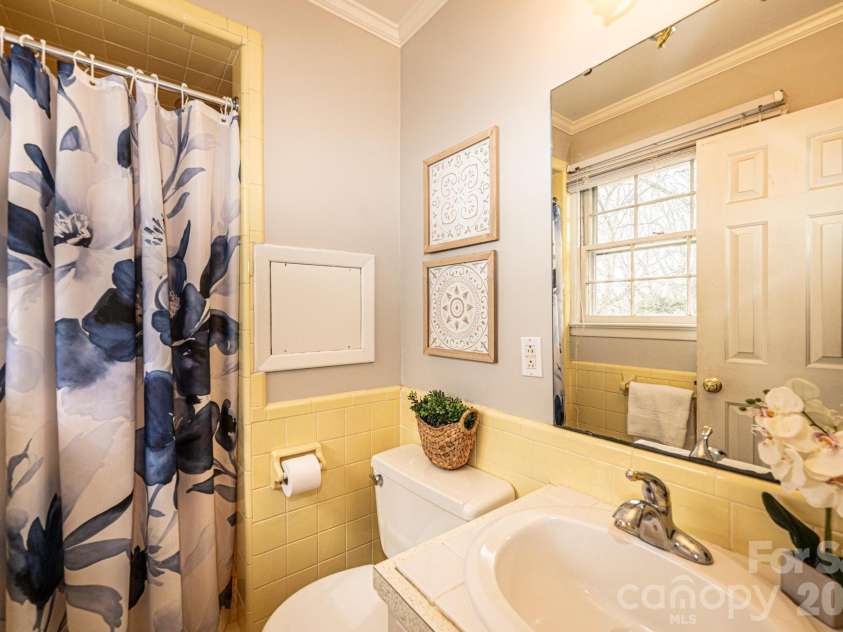 1063 4th Avenue Drive, Hickory, NC 28601.  MLS# CAR4350686, YatesRealty ID 9372. Primary bath