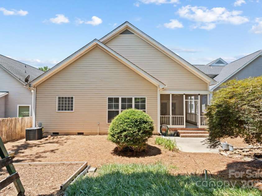 2620 Merion Hills Court, Charlotte, NC 28269.  MLS# CAR4274977, YatesRealty ID 9372. Backyard Oasis