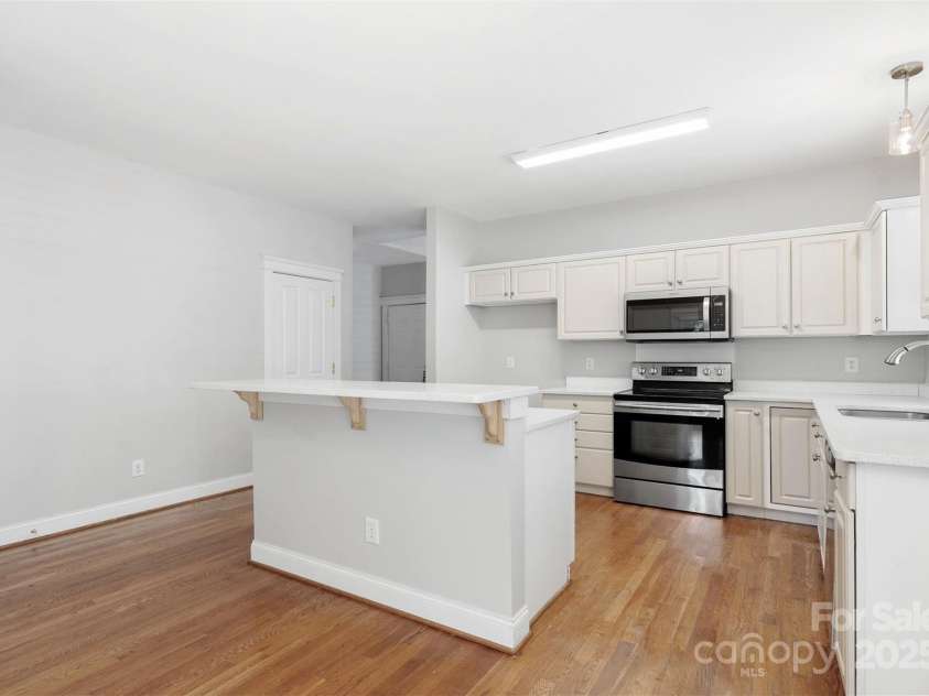 2620 Merion Hills Court, Charlotte, NC 28269.  MLS# CAR4274977, YatesRealty ID 9372. Chef's Kitchen