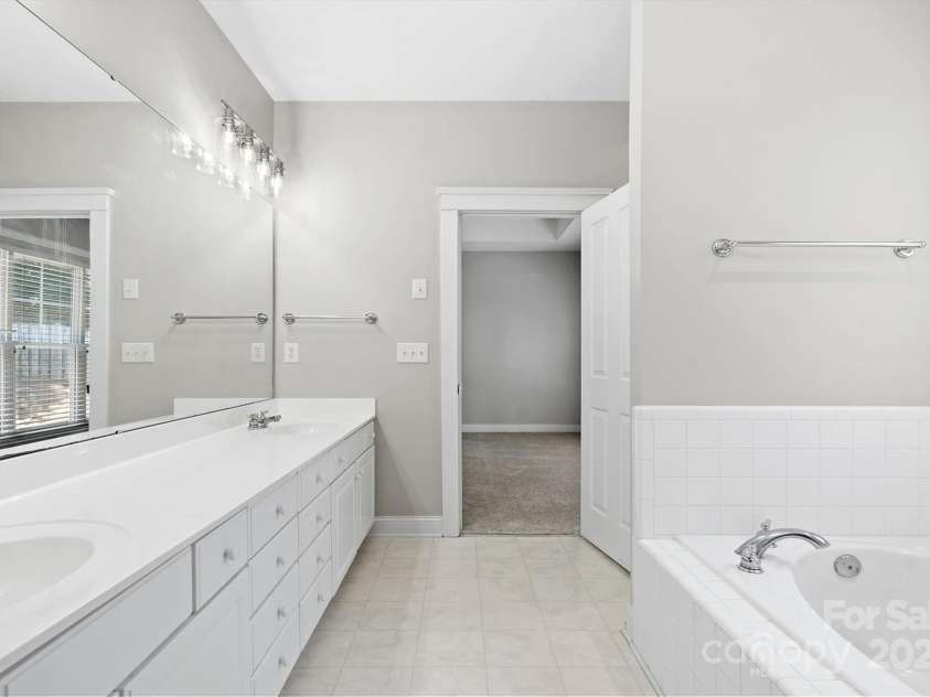 2620 Merion Hills Court, Charlotte, NC 28269.  MLS# CAR4274977, YatesRealty ID 9372. Primary Bathroom