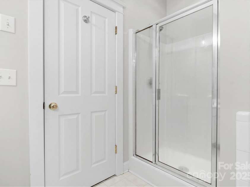 2620 Merion Hills Court, Charlotte, NC 28269.  MLS# CAR4274977, YatesRealty ID 9372. Primary Bathroom
