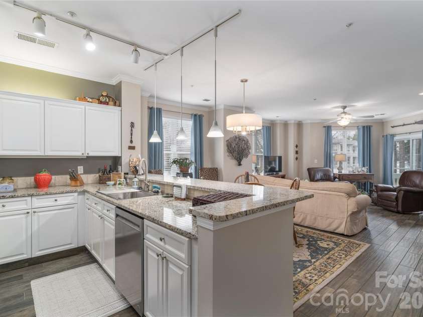 714 Northeast Drive, Davidson, NC 28036.  MLS# CAR4349837, YatesRealty ID 9377. Open floor plan with spacious kitchen.