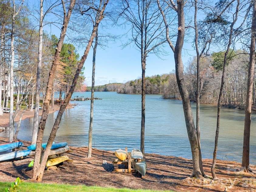 714 Northeast Drive, Davidson, NC 28036.  MLS# CAR4356526, YatesRealty ID 9377. 