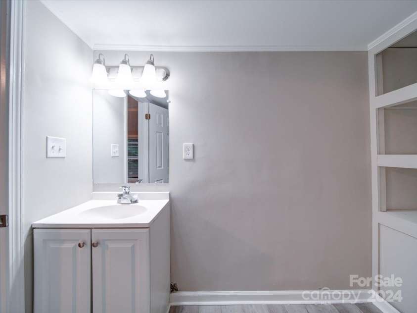 208 Oakland Drive, Lowell, NC 28098.  MLS# CAR4207278, YatesRealty ID 9378. Bathroom