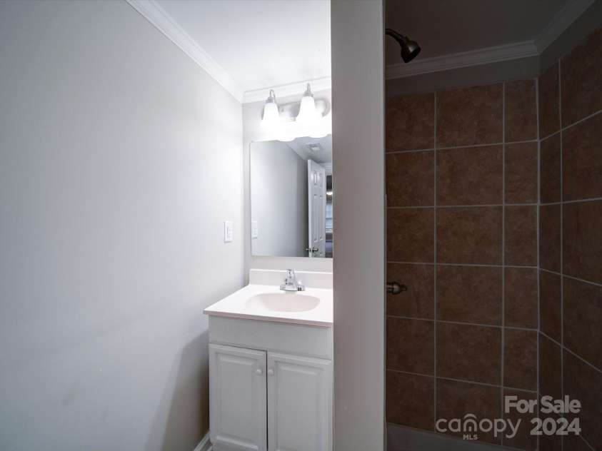 208 Oakland Drive, Lowell, NC 28098.  MLS# CAR4207278, YatesRealty ID 9378. Bathroom