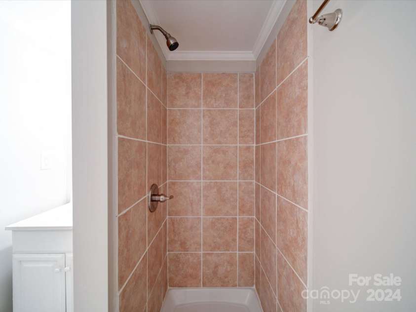 208 Oakland Drive, Lowell, NC 28098.  MLS# CAR4207278, YatesRealty ID 9378. Bathroom