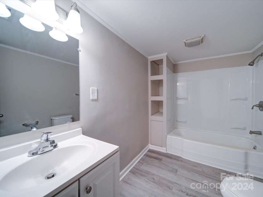 208 Oakland Drive, Lowell, NC 28098.  MLS# CAR4207278, YatesRealty ID 9378. Bathrrom