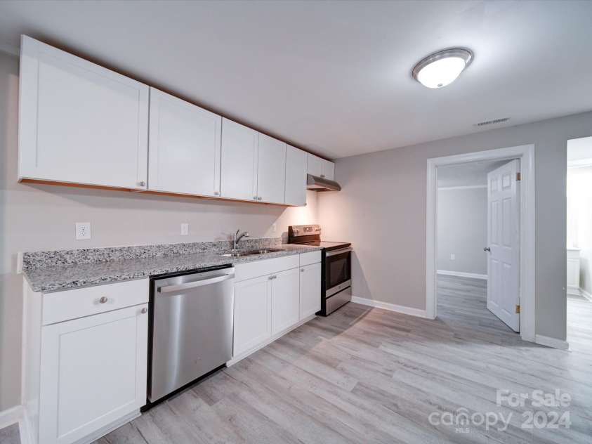 208 Oakland Drive, Lowell, NC 28098.  MLS# CAR4207278, YatesRealty ID 9378. Kitchen