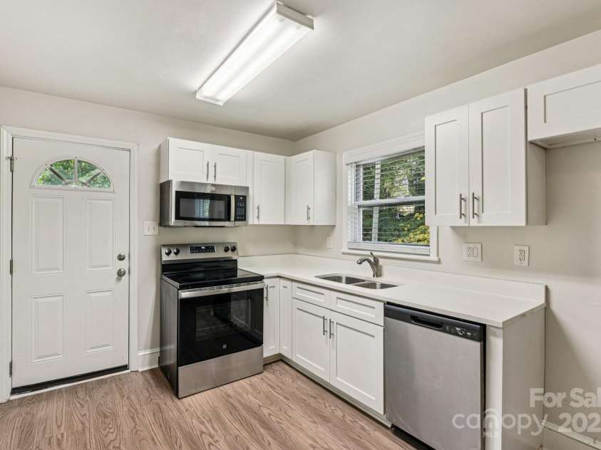 2996 Shady Lane, Charlotte, NC 28208.  MLS# CAR4320461, YatesRealty ID 9379. 