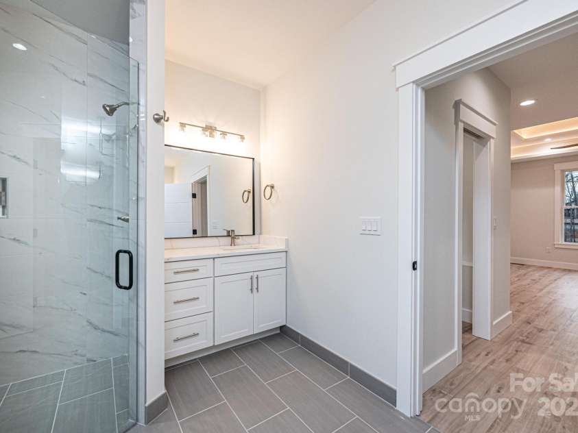 1328 33rd Avenue Drive, Hickory, NC 28601.  MLS# CAR4327859, YatesRealty ID 938. Primary En-Suite Full Bath