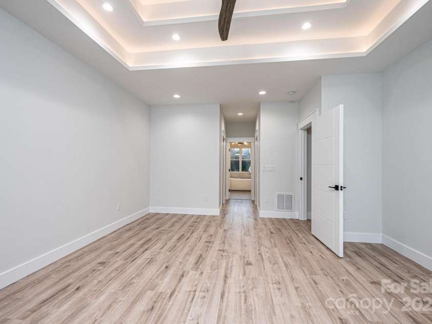 1328 33rd Avenue Drive, Hickory, NC 28601.  MLS# CAR4327859, YatesRealty ID 938. Primary Suite