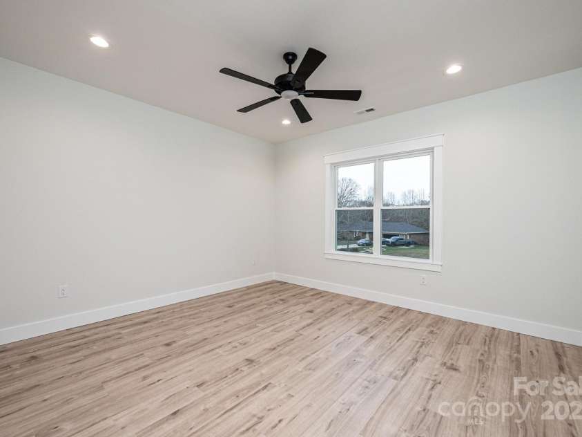 1328 33rd Avenue Drive, Hickory, NC 28601.  MLS# CAR4327859, YatesRealty ID 938. Upstairs #3 Bedroom