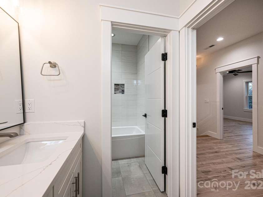 1328 33rd Avenue Drive, Hickory, NC 28601.  MLS# CAR4327859, YatesRealty ID 938. Upstairs Full bath, Private Water Closet and Tub/Shower Combination