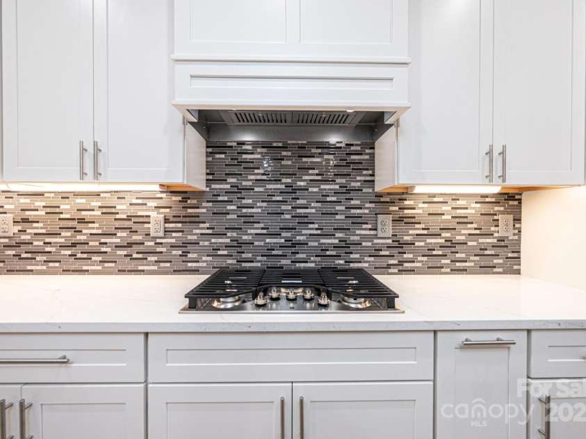 1328 33rd Avenue Drive, Hickory, NC 28601.  MLS# CAR4327859, YatesRealty ID 938. White Quartz Countertops with Grey Vein, Tile Backsplash, Gas Cooktop, Under Counter Lighting