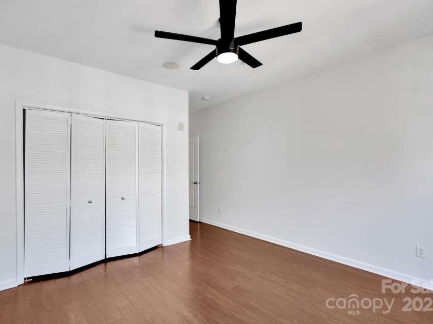 1525 Walnut View Drive, Charlotte, NC 28208.  MLS# CAR4315449, YatesRealty ID 9383. 