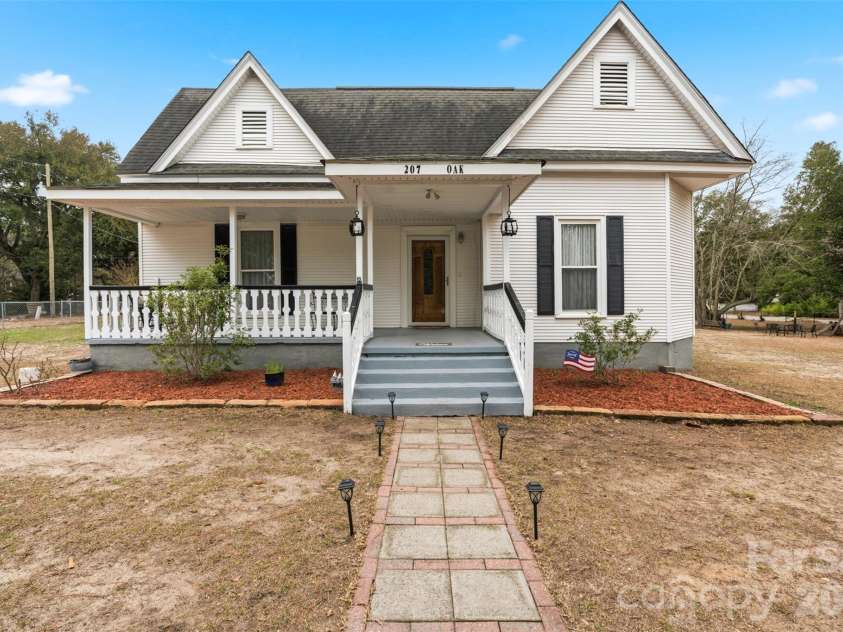 207 Oak Avenue, Hamlet, NC 28345.  MLS# CAR4357749, YatesRealty ID 9385. 