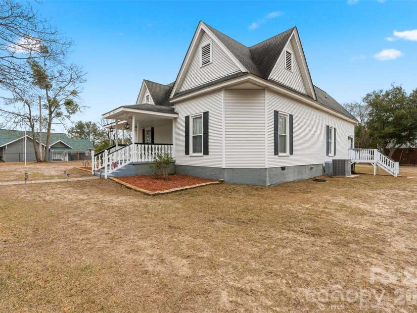 207 Oak Avenue, Hamlet, NC 28345.  MLS# CAR4357749, YatesRealty ID 9385. 