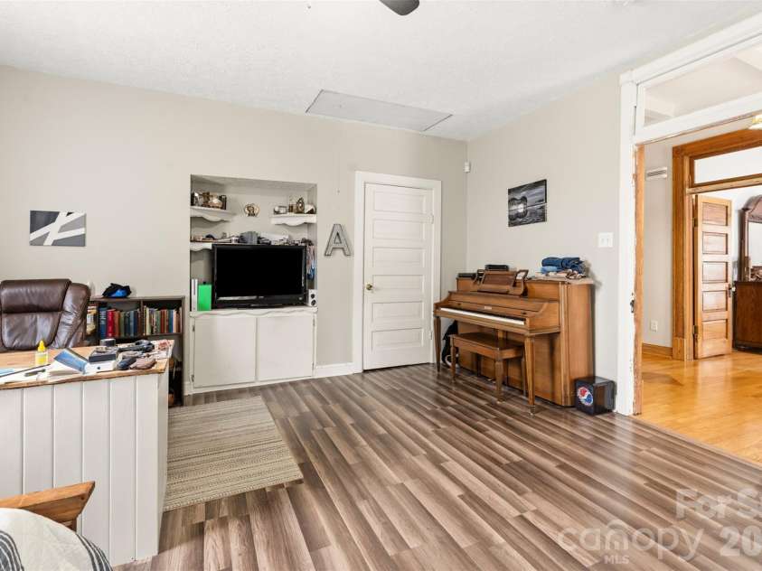 207 Oak Avenue, Hamlet, NC 28345.  MLS# CAR4357749, YatesRealty ID 9385. 