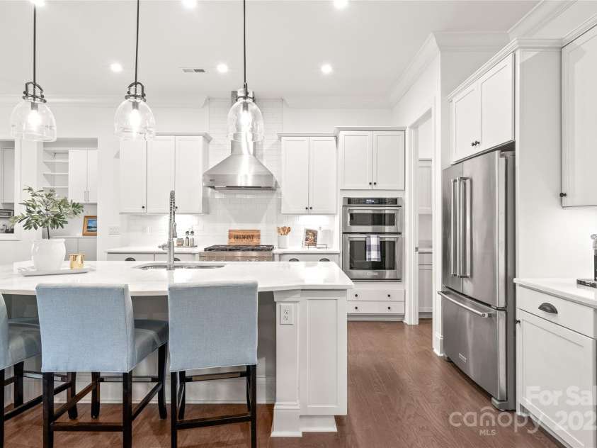 128 Shimmer Lake Lane, Belmont, NC 28012.  MLS# CAR4208573, YatesRealty ID 9390. Culinary perfection! The gourmet kitchen boasts designer lighting, spacious cabinetry, and plenty of prep space for all your cooking creations.